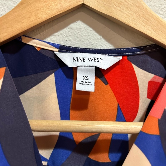 Nine West women’s blue & orange geometric print wrap shirt size XS - Picture 3 of 4